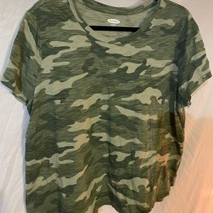 Old navy t shirt in size xl.
